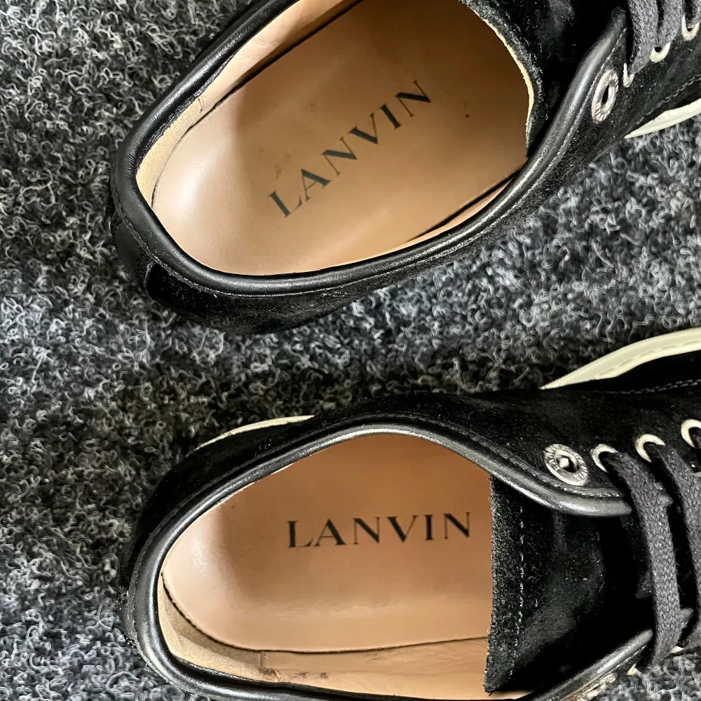 Säljer ett par svarta Lanvin cap toe i fint skick. Skorna är i storlek uk 5 vilket sitter som 40/41 eu. Inget og medföljer. Vid minsta lilla fundering är det bara att höra av sig 🫡. Skor.