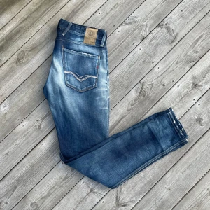 Replay anbass - Replay anbass vintage med riktigt snygg tvätt | Bra skick, slitningar är design | Storlek 33 men sitter mer som 32😁