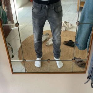 Replay jeans grå - Skick 10/10 inga defekter eller skador på de. Storlek 29/32 men sitter mer som 30/32