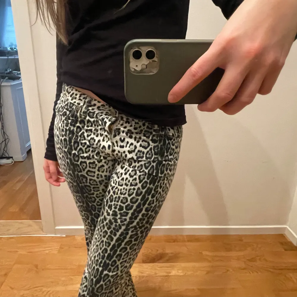 Säljer dessa as coola leopard jeans från då jag börjar växa ur dem. De är storlek 36 men skulle säga att de är en 32/34👌. Jeans & Byxor.