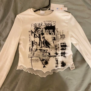 Tröja - En vit tröja från bershka som är använd en gång men prislappen är kvar!