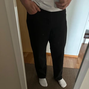 Jeans - Säljer snygga loose fit jeans, de är nästan nya använda bara 2 gånger men tyvärr måste jag sälja de för att de är för små för mig i midjan. Jag är 183 cm lång. 