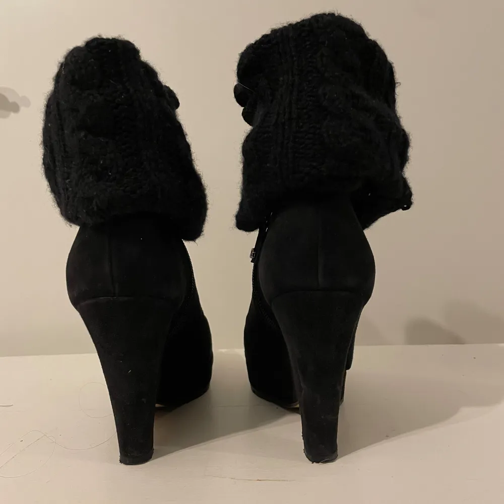 Snygga Boots i mocka från Oscar de la Renta! Skorna är små i storleken. Passar en smal fot. Använda vid två tillfällen. Klackhöjd 10cm, platå 2cm. Mocka på utsidan och läder på insidan. . Skor.