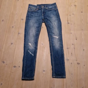 Dondup jeans  - Ett par riktigt feta dondup jeans med slitningar| modellen är skinny| jag säljer dem för att dem är för Små för mig| kontaka mig om du har någon fråga, Mvh Sam