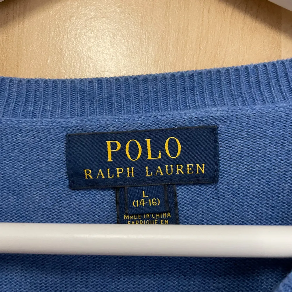 Säljer en snygg blå tröja från Ralph Lauren i storlek XS. Den är i bra skick och använd ett par gånger. Bara skriva om frågor!🤙. Tröjor & Koftor.