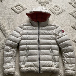 Colmar Jacka - Tja! Säljer nu denna riktigt snygga Colmar jacka! Jackan är i utmärkt skick. Hör av er vid frågor och funderingar!