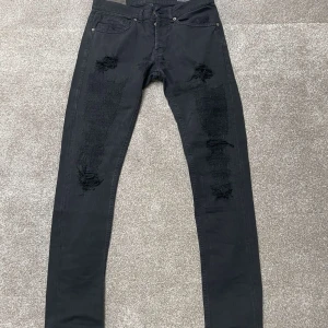 Dondup George - Säljer dessa as feta Dondup jeans. Storlek 32. Modell Skinny fit, perfekt nu inför hösten/vintern. Köp för endast 799. Hör av dig vid frågor eller funderingar!