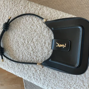 YSL Väska - Jättefint skick! Använd fåtal gånger Identisk med den riktiga! Justerbara band 💛