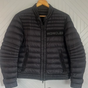 Moncler jacka - Moncler jacka köpt från Nk, skicket är nästan perfekt, Knappt använd  Äkta såklart, tags och knappar följer med, pris går att diskuteras vid snabb affär 