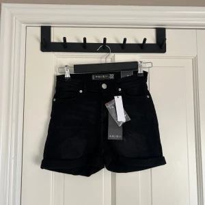 Svarta jeansshorts från New Yorker  - Snygga svarta jeansshorts från New i storlek 32. Dem är aldrig använda då dem tyvärr är för små 