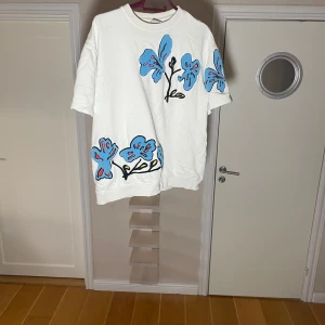 Blom t-shirt - Otroligt fet tröja som e oversize men passar S och medium