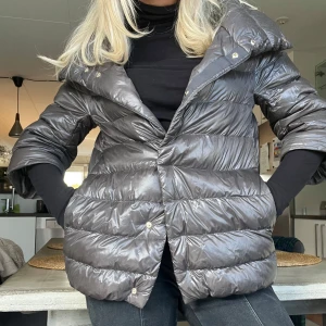 Herno jacka - Intressekoll på min super fina Herno jacka🌸säljer pga att den inte kommer till så mycket användning, dvs använd fåtal gånger och inga defekter✨KAN ÄVEN BYTA MOT EN CUSTOMMADE JACKA