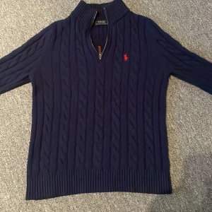 Stickad Ralph lauren tröja - Säljer min stickade Ralph lauren tröja. Storleken är L men den sitter lite tajt så den är snarare storlek M. Färgen är marinblå och är en väldigt populär färg. Tröjan är använd men endast några enstaka gånger. Skick 8,5/10