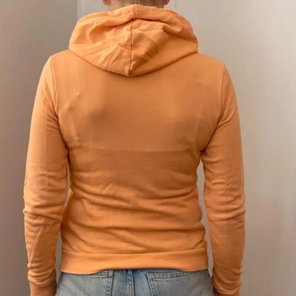 Säljer en snygg orange hoodie från Puma i storlek XS.. Den har en stor logga på framsidan och en praktisk magficka. Perfekt för höst och vår, och den är superbekväm med sin mjuka bomullskänsla. Passar både till vardags och chillkvällar. 🧡. Tröjor & Koftor.