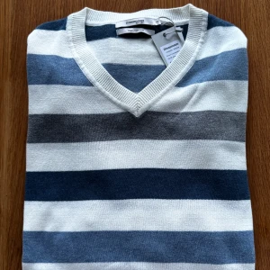 Randig tröja  - Helt ny och oanvänd tröja från Dressmann med prislapp kvar.   Rensar ur min garderob från en hel del oanvända kläder🌼 Om du ser något mer i min profil som du gillar så skickar jag med det till dig också!😊 Fler kläder kommer! 