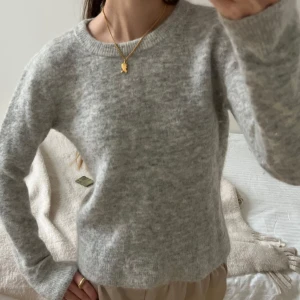 Stickad tröja - Stickad tröja i ull från & other stories i bra skick. Den sitter mer som en xxs, liten i storlek