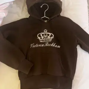 Världens sötaste victoria beckham hoodie i mörkbrun, storlek L på lappen men motsvarar typ XS🩷💋