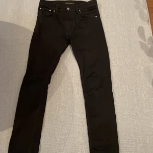 Nudie jeans - Säljer mina nästintill oanvända nudie jeans ”lean dean dry everblack” i storlek W30 L32. Då dom är små i storleken skulle de nog passa för någon som har runt W28 L30. Nypris 1400kr. 