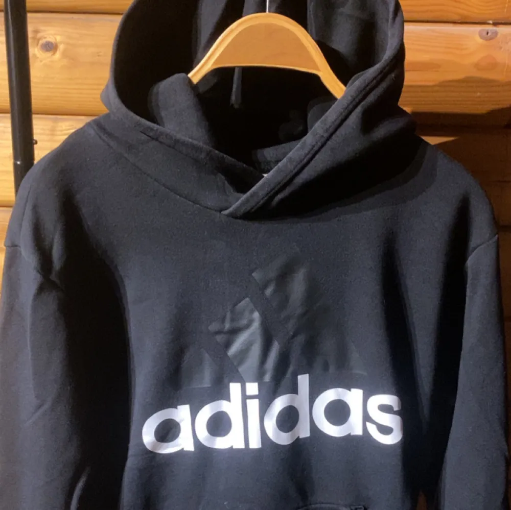 Säljer denna Adidas hoodie då jag har 2 st och vill bara bli av med en av dem. Aldrig använd Storlek Medium men passar bra till large.. Hoodies.