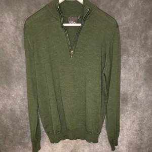 NY Oscar Jckobsson half zip  -  // Ny Oscar Jacobsson half zip  | Nyskick | Storlek: S | Nypris runt 1600kr | Kontakta för fler frågor eller funderingar // Deluxecloset
