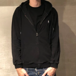 Ralph Lauren Zip  - Ralph Lauren Zip Hoodie - Pris: 1100 - Storlek: M passar S - Bra skick utan defekter 8/10 - Hör av er för mer information!