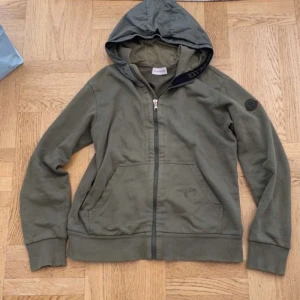 Moncler cardigan/kofta - Hej! Säljer en Moncler cardigan/kofta för endast 1799kr pris kan diskuteras skick 8/10.