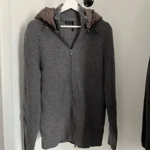 Tjena! Säljer nu denna Massimo Dutti Cardigan! | Storlek M kan även passa L! | Skick 9/10 mycket bra | Lite nopprig | Nypris slutsåld | Mitt pris 1999kr! | Postas eller möts upp i Gävle!