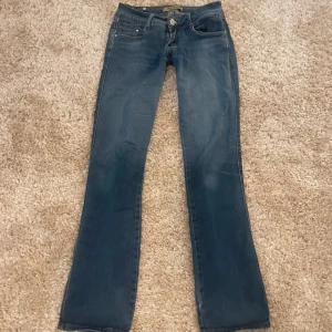 Jeans - Superfina jeans!! Innerbenslängd, 80cm. Midjemått, 33cm.💗💗