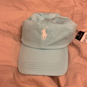 Ralph lauren keps helt ny! - Hej! Säljer denna fin keps då jag har använt den på golfbanan 2 gånger. Har hittat alla greker som jag fick med när jag köpte den, är köpt på boozt.se. Helt ny nästan! Priset är ej hugget i sten som sagt.