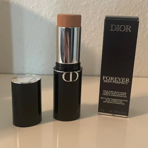 Dior Forever Skin Perfect Stick Teint Multi-Usage 3,5N Neutral. - Dior Forever Skin Perfect Stick Teint Multi-Usage 3,5N Neutral. Den är helt NY och oanvänd, se bilder! Säljes för jag köpte en annan färg jag gillar bättre. Nypris 640 lr. Självklart ÄKTA , kvitto finns. Frakt tillkommer och betalas av köparen 