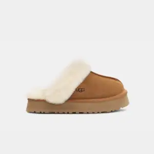 Jag söker dessa uggs tofflor i storlek 39/40. Kontakta gärna mig om du har dessa och vilket pris du är villig att sälja dom för, tack❤️