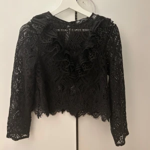 Svart spetsblus - Säljer denna super snygga svarta spetsblus med långa ärmar från zara. Är i jättefint skick och säljer då den tyvärr är för liten för mig💕