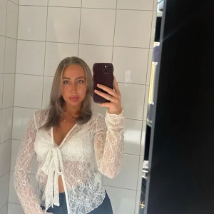 Vit spetsblus Nelly  - Säljer en superfin vit spetsblus med knyt framtill. Använda fåtal gånger och är i nyskick❣️