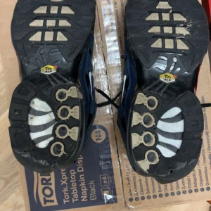 Nike tn skor  - Säljer mina skor för vill köpte nya kartong ingår jätte bra sick på dom storlek 43