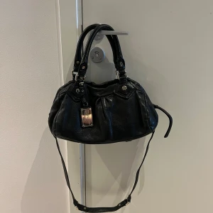 Marc Jacobs väska  - Jätte unikt populära läderväska i silvriga detaljer. Väskan har lite tecken på användning men fortfarande i jätte jätte fint skick som ni kan se. Ställ gärna frågor om ni undrar något mer 🩷 Jag fraktas spårbar och kan även möta upp i centrala Stockho