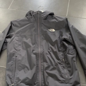 The north face jacka  - Topp skick och kvalitet.skick 9/10. köpt förra vintern använd ett fåtal gånger,priset ej hugget i sten ,skriv om ni har nån fundering😁:ny pris runt 1300