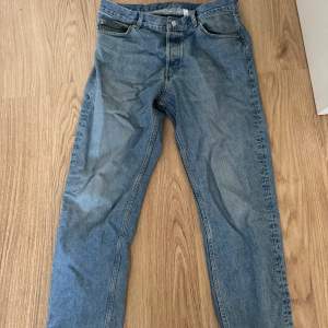 Säljer ett par blå jeans från Weekday i modellen Barrel Relaxed Tapered. De har en avslappnad passform med avsmalnande ben och är tillverkade i klassiskt denimtyg. Perfekta för en casual look! 🕶️