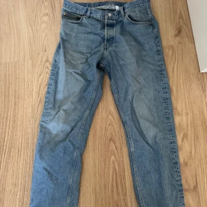 Blå jeans från Weekday - Säljer ett par blå jeans från Weekday i modellen Barrel Relaxed Tapered. De har en avslappnad passform med avsmalnande ben och är tillverkade i klassiskt denimtyg. Perfekta för en casual look! 🕶️