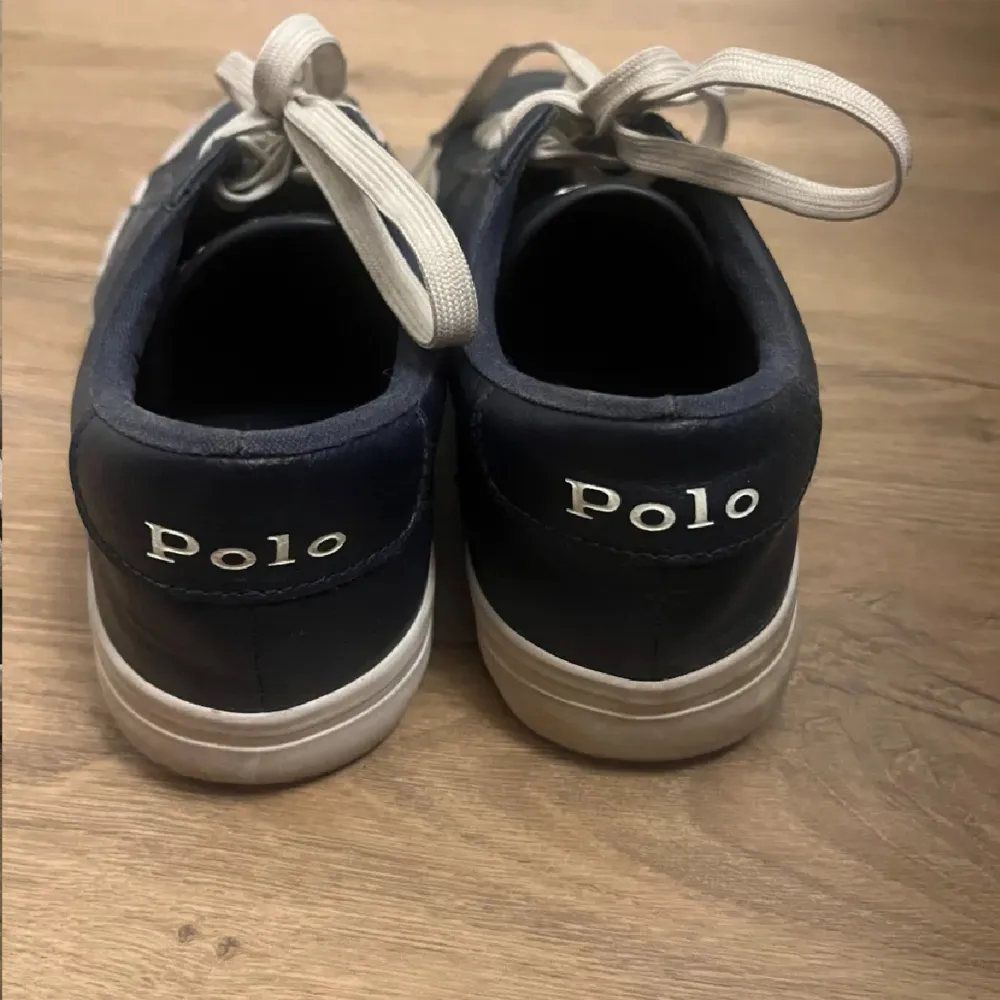 Säljer polo Ralph lauren skor då de inte kommer till användning🥰 Kom privat för fler bilder🥰. Skor.