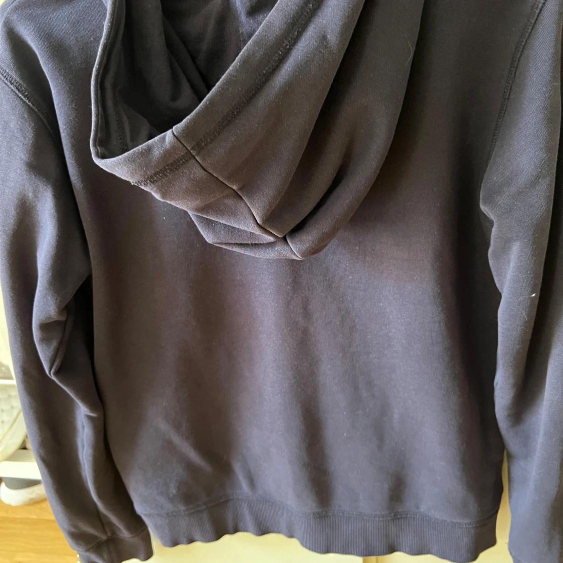 Mörkblå hoodie från GANT - 91