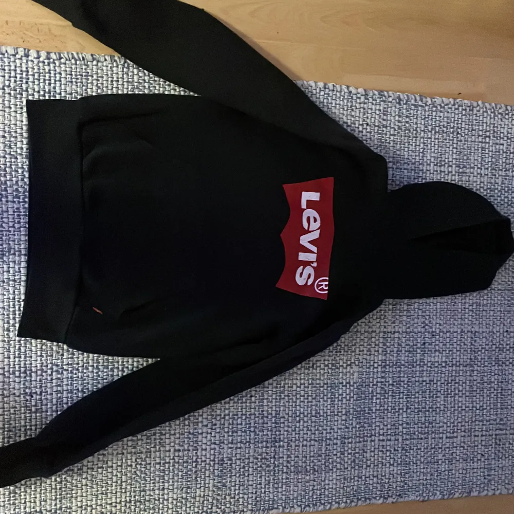 Bra skick inga hål,Levis hoodie!. Hoodies.