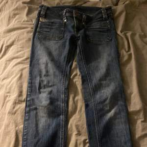 supersnygga lågmidjade vintage jeans i strl w28! säljer pågrund av att de är för små🥲bra skick och pris kan diskuteras!