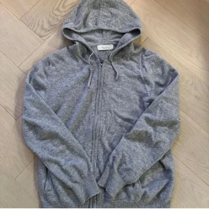 Kashmir zip hoodie - Säljer en helt ny Kashmir zip , inga defekter , tveka inte om frågor
