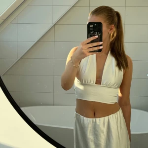 Satin topp - Säljer denna satintopp som är del av sett! Kjolen säljer jag i annat inlägg❤️ ljus och fräsch halterneck topp som är fin för fest🌸