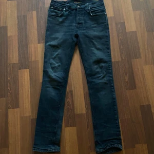 Nudie Jeans Grim Tim 31/32 - Ett par svarta Nudie Jeans i modellen Grim Tim || Strolek 31/32 || Skicket är okej i helhet förutom ett håll i högra och ett mindre håll i vänstra fickorna || PRISET ÄR INTE SKRIVET I STEN || Fråga gärna 😃 ||