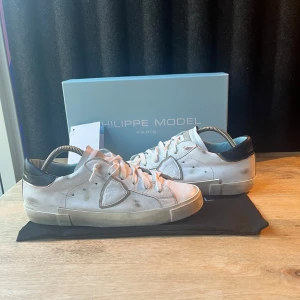 Philippe Model - Säljer nu dessa skor för att dom har växt ut. Dom är lite paj på undersidan. Box och dustbag medföljer. 