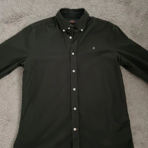 Morris skjorta  - Säljer just nu denna feta skjorta från Morris. Nypris ligger runt 1200kr men säljer denna för endast 599kr. Skicket är väldigt bra och använts fåtal gånger. Den är också självklart äkta, om du har funderingar eller frågor så är det bara skriva.