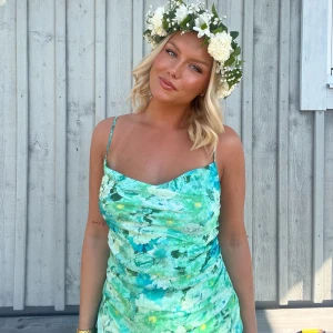 Blommig klänning från Adoore - Säljer denna fina klänning. Använd midsommar 2023, endast en gång. 