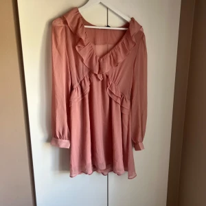 Zara klänning - Säljer denna zara klänning, köpa gärna med köp nu❤️