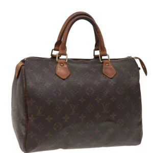 Louis Vuitton Speedy 30 - Louis Vuitton Speedy 30. Ett måste i väskkollektionen! Bra storlek för både vardagsbruk och resor. Perfekt att använda som skol-/arbetsväska. Speedy ger en touch av lyx och stil till varje outfit.